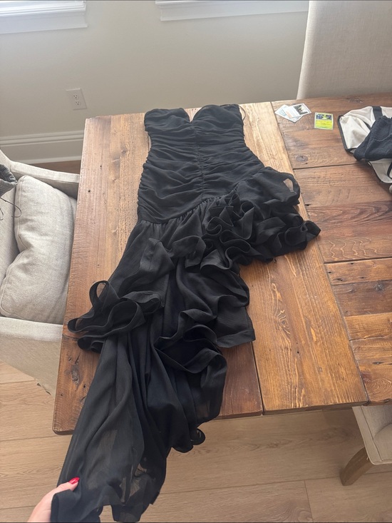 Elliatt Dresses & Skirts - Elliatt Black Asymmetrical Ruffled Strapless Gown